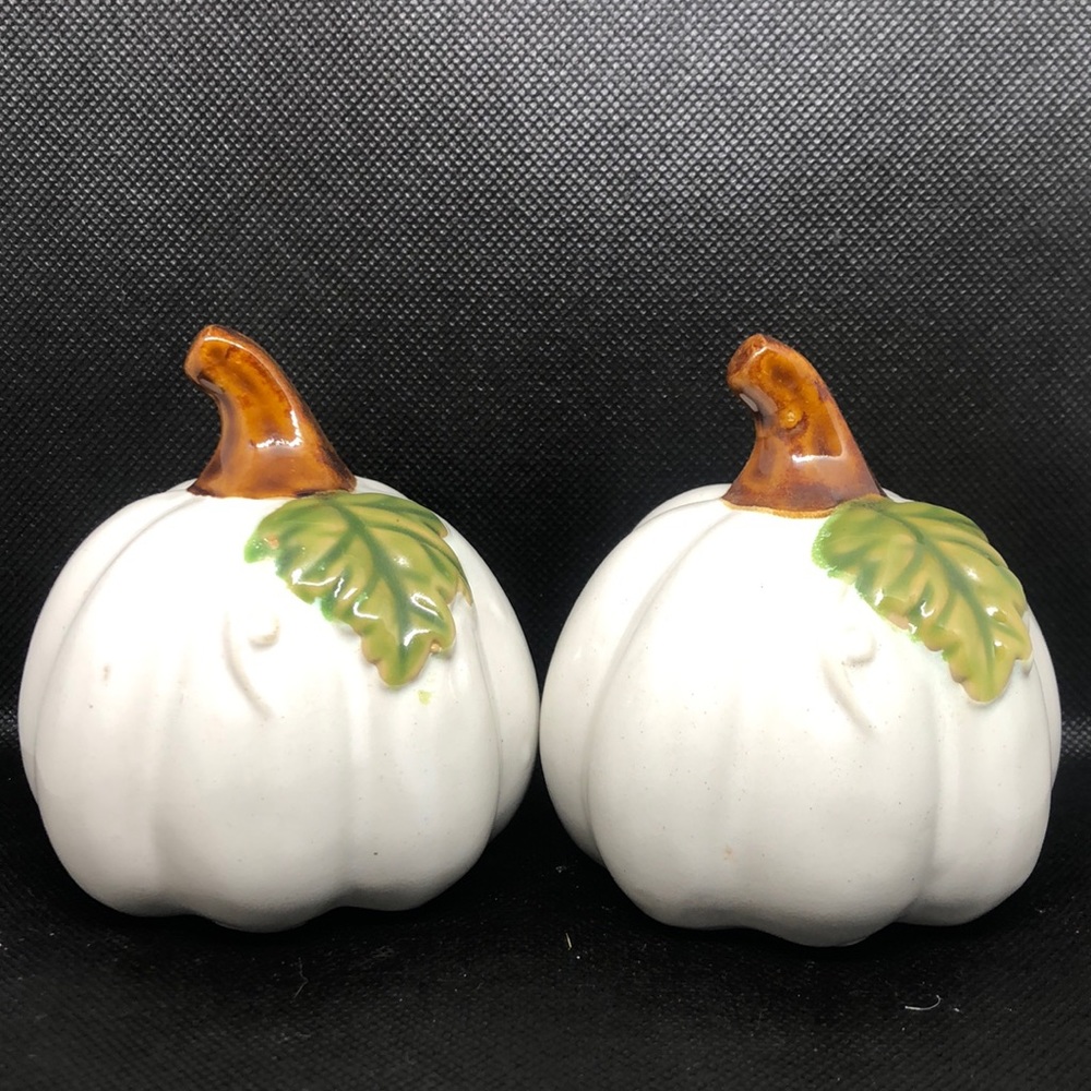 🤍🤎🍃 White Farmhouse Ceramic Halloween Pumpkins 3.75” 2 Piece Set NWT 🍃🤎🤍